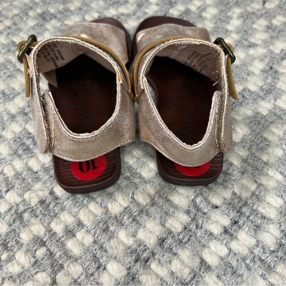 𝅺NEW toddler Blowfish Gold Sandals Size 10 - Picture 2 of 4